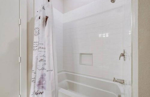 Vibrant Downtown Studio Wifi Pool Gym - Photo 24