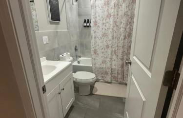 Spacious 6 Bedroom Home with NYC Access & Parking! - Foto 38