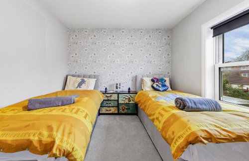 The Lumos House - 4 Bed Home w Parking near Harry Potter Studios - Foto 10