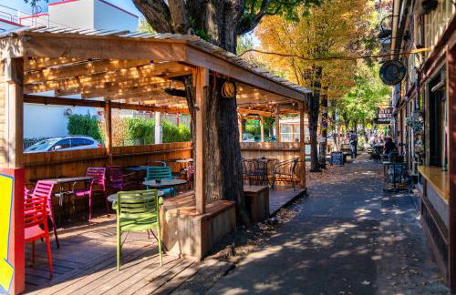 Stay Portland - PDX Art Deco Lounge - Local Eateries, Bars & Shops - Photo 20