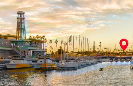 2026 Award Winner, Luxe 2BR, steps to sand & pier, with fire pit, AC and parking - Foto 34