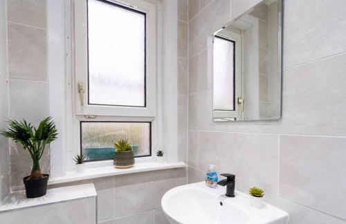Cheerful 2 Bedroom Homely Apartment, Sleeps 4 Guest Comfy, 1x Double Bed, 2x Single Beds, Free Parking, Free WiFi, Suitable For Business, Leisure Guest, Contractors, QE Hospital, Glasgow, Near Airport & City Centre, Perfect For Common Wealth Games 2026 - Foto 8
