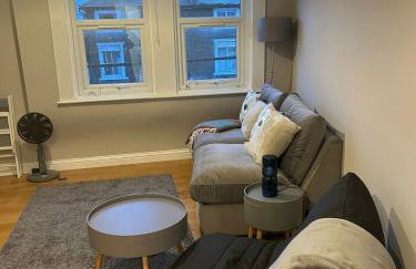 Bright 1-Bed - 2 mins to Forest Hill Station - Photo 1