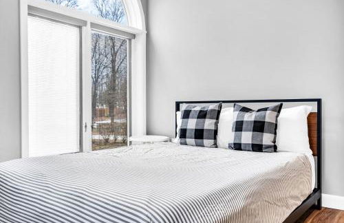 Maine Pondfront Home Sleeps 22 - Pool & Hot Tub - Photo 31