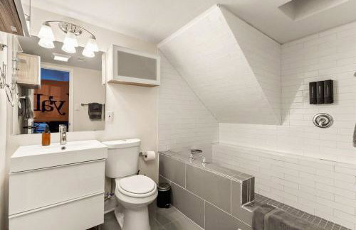 Pool! Games! Dogs! Space! - Foto 31