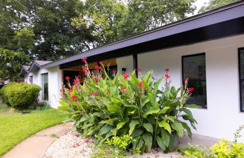 Luxe Retreat, Modern Gem with Private Backyard Oasis - Foto 49