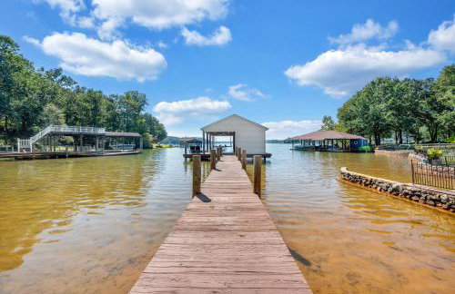 Lakeside Lodge - Lakefront home with private dock & hot tub - Foto 41