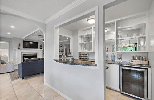 Waterfront oasis with private pool, game room, fire pit and volleyball court - Foto 28