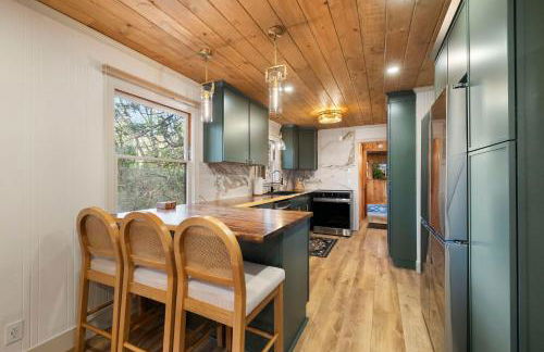 Luxury Mountain Escape Sleeps 25 - Sauna, Hot Tub, Fire Pits - 5 Star Amenities - Photo 13