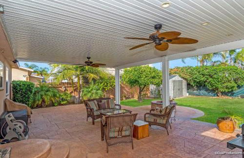 Walk to the Beach Private Backyard and Fire Pit - Foto 11