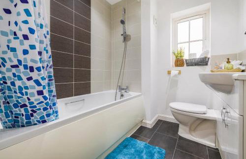 Casa Lana - Spacious and Stylish 4-Bed Home Near Gatwick with Free Parking - Foto 36