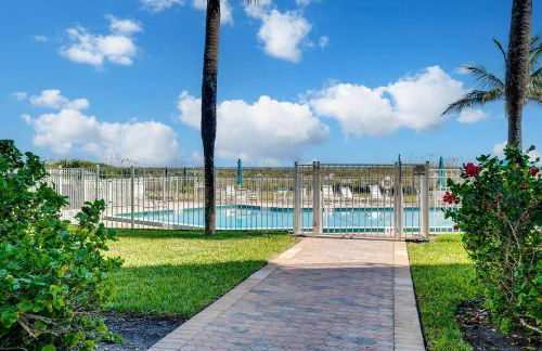 Steps to Sand Ocean-View Condo in Cocoa Beach! - Foto 23