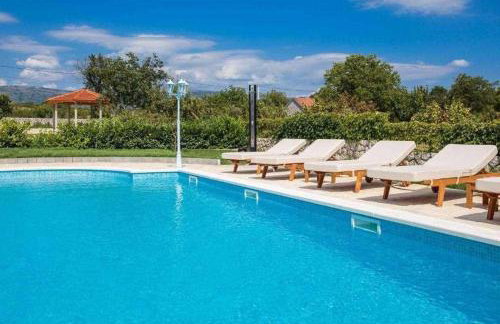 5-Bed Villa with Pool, Jacuzzi & Padel Court - Foto 37