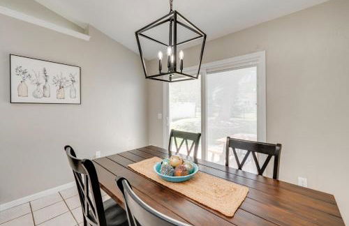 1 Mi to Beach Dog-Friendly Condo in Lake Mills! - Foto 7