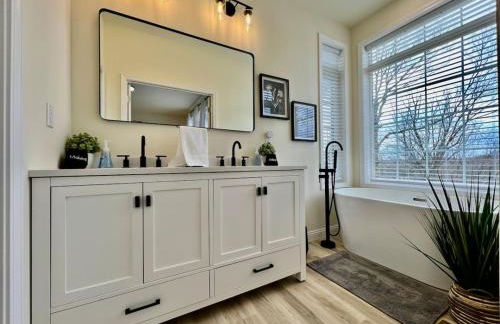 Beautiful NEW Ranch Home with a large deck and games - Foto 16