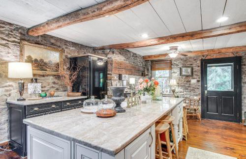 Steps to Delaware Canal Enchanting Stone Cottage! - Foto 10