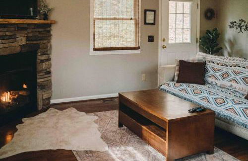 Serene & Cozy - Peaceful View - Fireplace - Creek - Foto 10