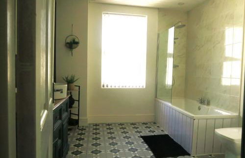 NEW 4 Bed house close to train station and town - Foto 13