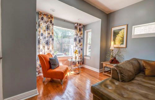 Spacious 5-BR House near Transit w Parking - Foto 3