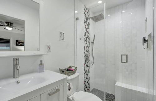 Relaxing Retreat 2BR Oasis with Pool and Outdoor BBQ - Foto 18