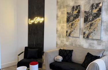 Lux 4 Bedroom House - Jacuzzi Bath Sleeps 9 Free Parking Near Leeds Centre - Foto 1