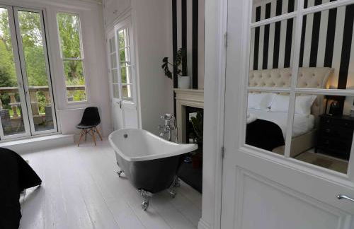 Perfect Retreat in Luxury & Historical Manor House - Photo 30