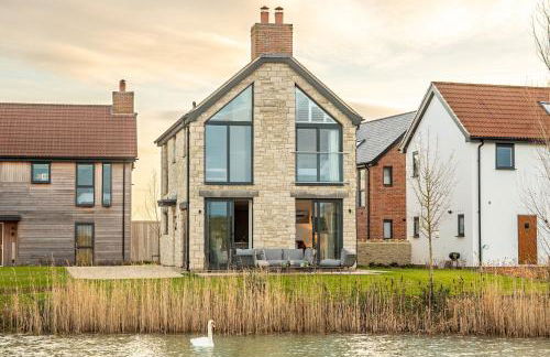 Lakeside property with spa access on a nature reserve Grays Cottage WI24 - Photo 1