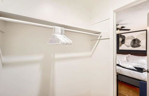 Your Comfy King Suite Getaway - Sleeps 4 - Pool, Prkg - Foto 28