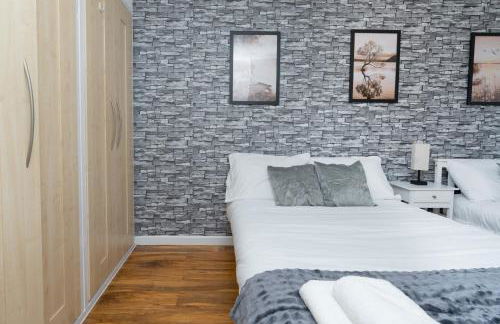 Open Mind Property - 3 Bed Home with Free Parking - Foto 19