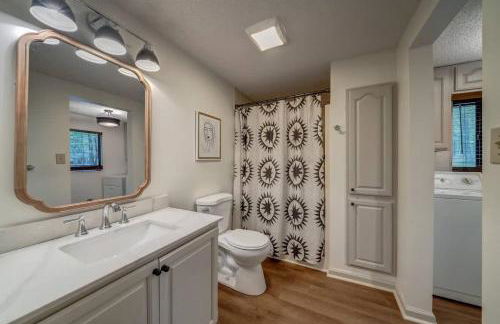 Secluded Retreat w Hot Tub, FirePit & Pool Access - Foto 23