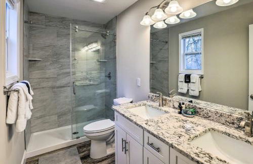 Modern Candler Home with Deck and Yard! - Foto 16