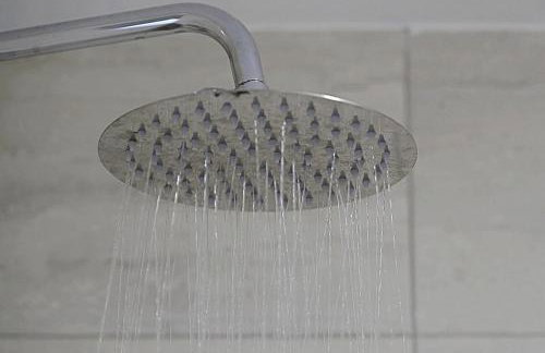 Comfortable 3-Bed Home - Driveway Parking - Foto 9