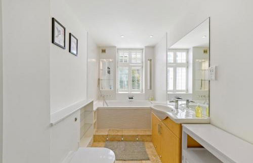 3 Bedroom Mews Home - Clapham Common - Free Private Parking - Sleeps 5 - Newly Refurbished - Sweetpea & Pillow Properties - Foto 21