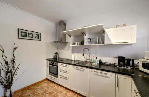 Comfortable 2-Bedroom Duplex in Playa Paraiso with Ocean View, Balcony, and Shared Pool - Photo 6