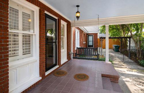 Charming home with pool, enclosed yard, patio & great Woodlawn Lake location - Foto 44