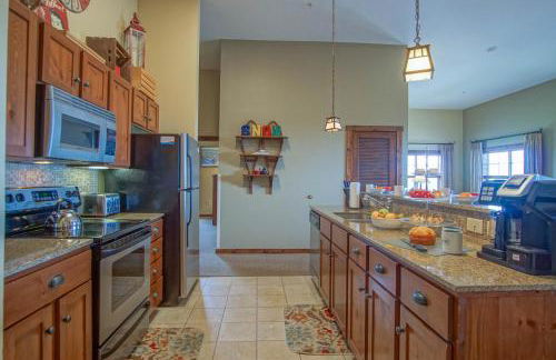 3 bedroom, 2 Full Baths, Slope Side Outdoor Hot Tubs on Site Ski Lift overlook - Foto 9