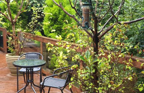 Private Couples hideaway with hot tub - Photo 2