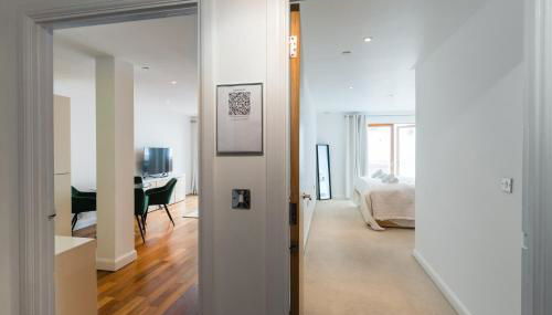 In the middle of Cardiff City centre - Foto 2