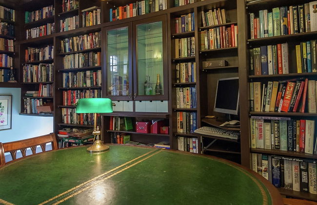 Elegant House With Heated Pool and Sauna - Photo 26