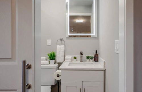 Chic 3BR 2BA Duplex w Serene View BBQ near airport - Foto 16