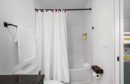 Colorful vibrant Oasis Sleeps 10, 10min to Disney - Photo 31