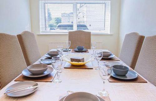 Central 2 Bed House w/ Garden and Free Parking! - Photo 80