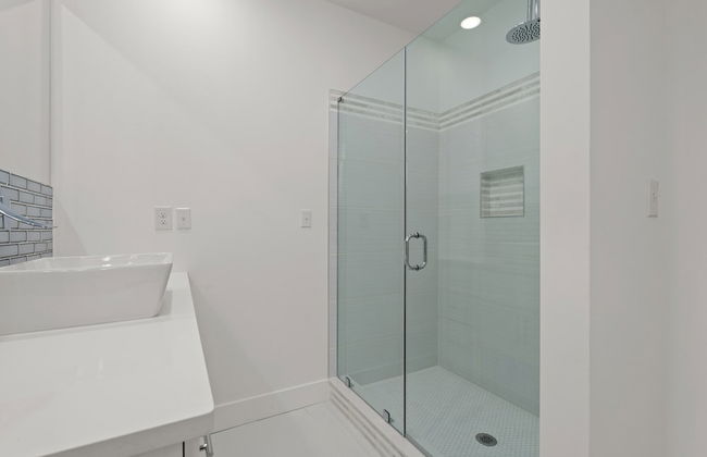 Brand NEW Expansive Coastal Home w/ Custom Furnishings Sleeps 15 - Foto 26