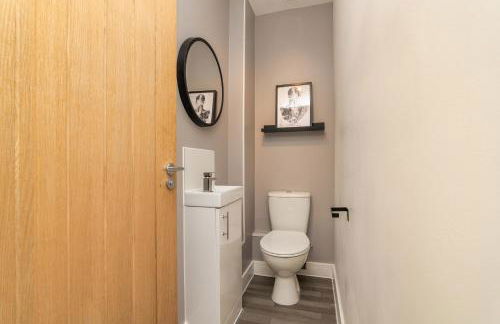 3 Bedroom House-Free Parking-by Holiday Homes - Foto 34