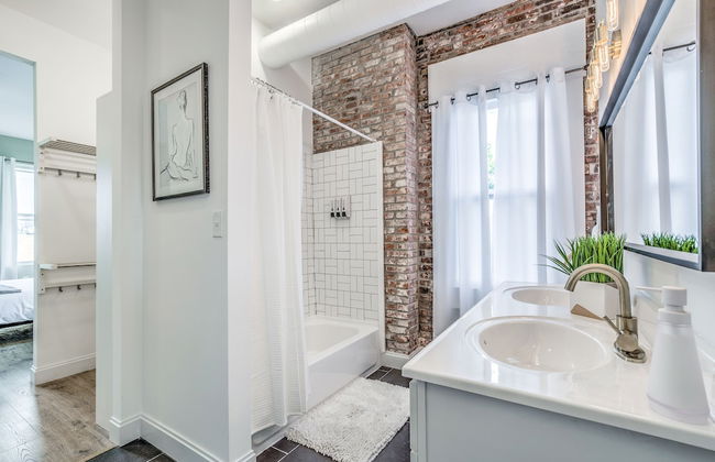 Delightfully Redesigned Home - JZ Vacation Rentals - Photo 18