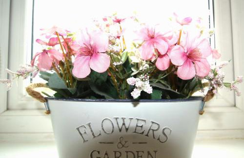 2 Bedroom House - Beautifully Decorated & Furnished - Parking - Large Garden - Foto 11