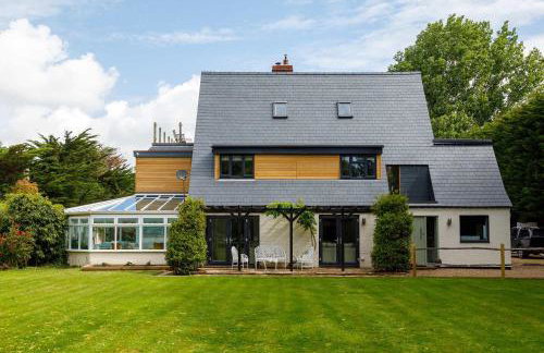 Stunning 5BR Home With Pool - 5 min to Beach - Foto 106