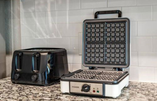 Crew-Ready Stay Private BRs w TVs Parking - Photo 30