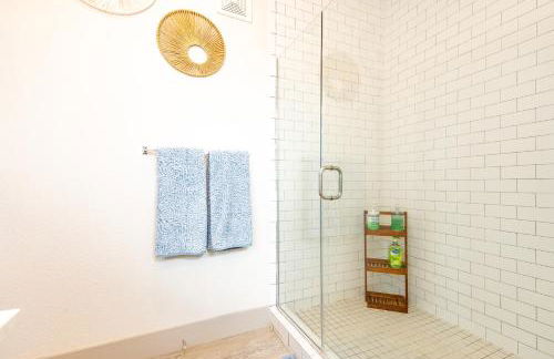 RiverWalk PentHouse Oasis w/Free Parking Gym Pool - Photo 38