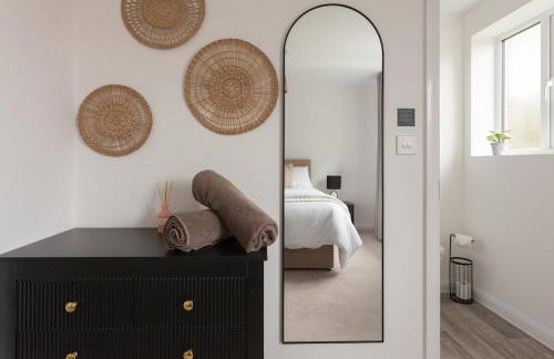 Runcorn Spacious Modern 3 bedroom House, 4 beds, On site Parking, Long stay deals - Foto 17